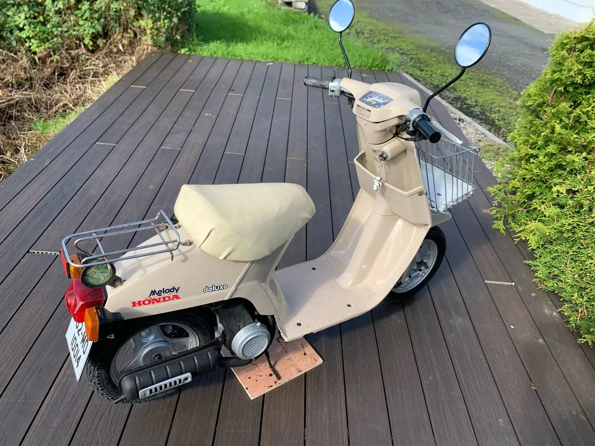 1982 Honda Melody Deluxe 50cc Scooter - Image 2