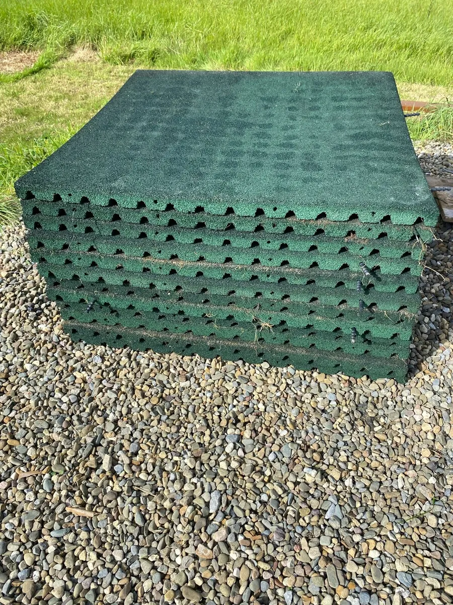 Rubber play area safety mats - Image 1