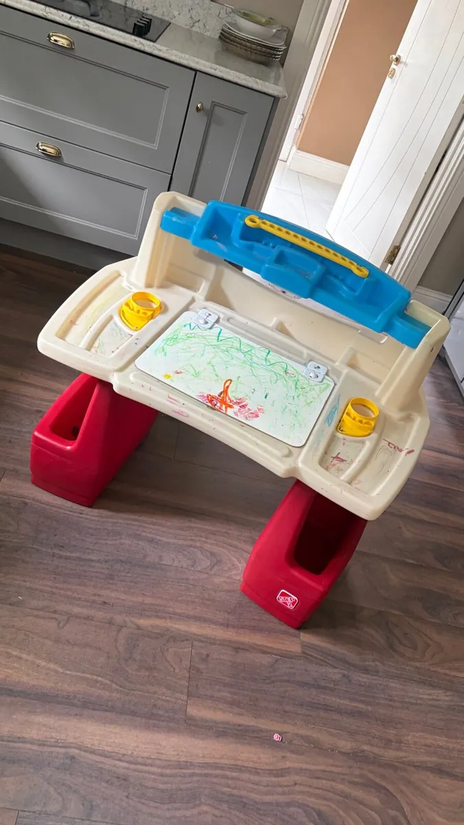 Kids Art Table. - Image 1