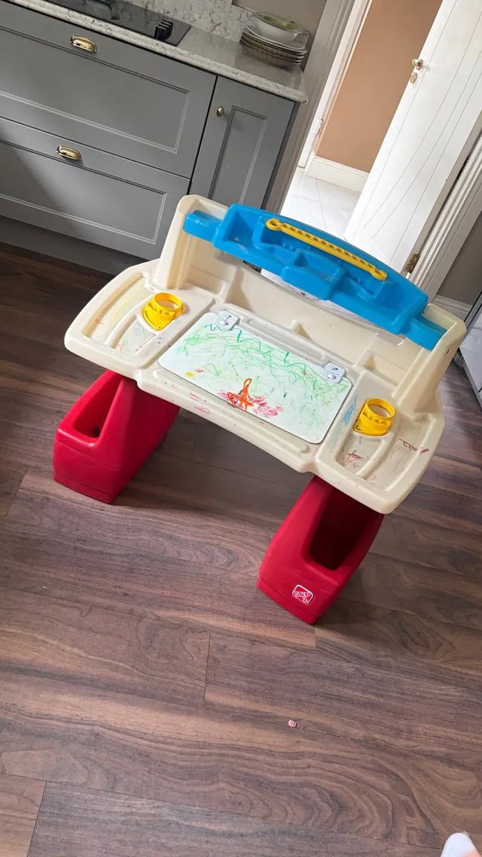 Kids Art Table. - Image 4