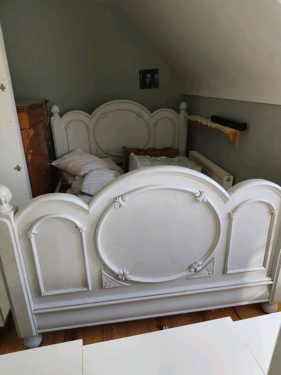 King size bed - Image 1