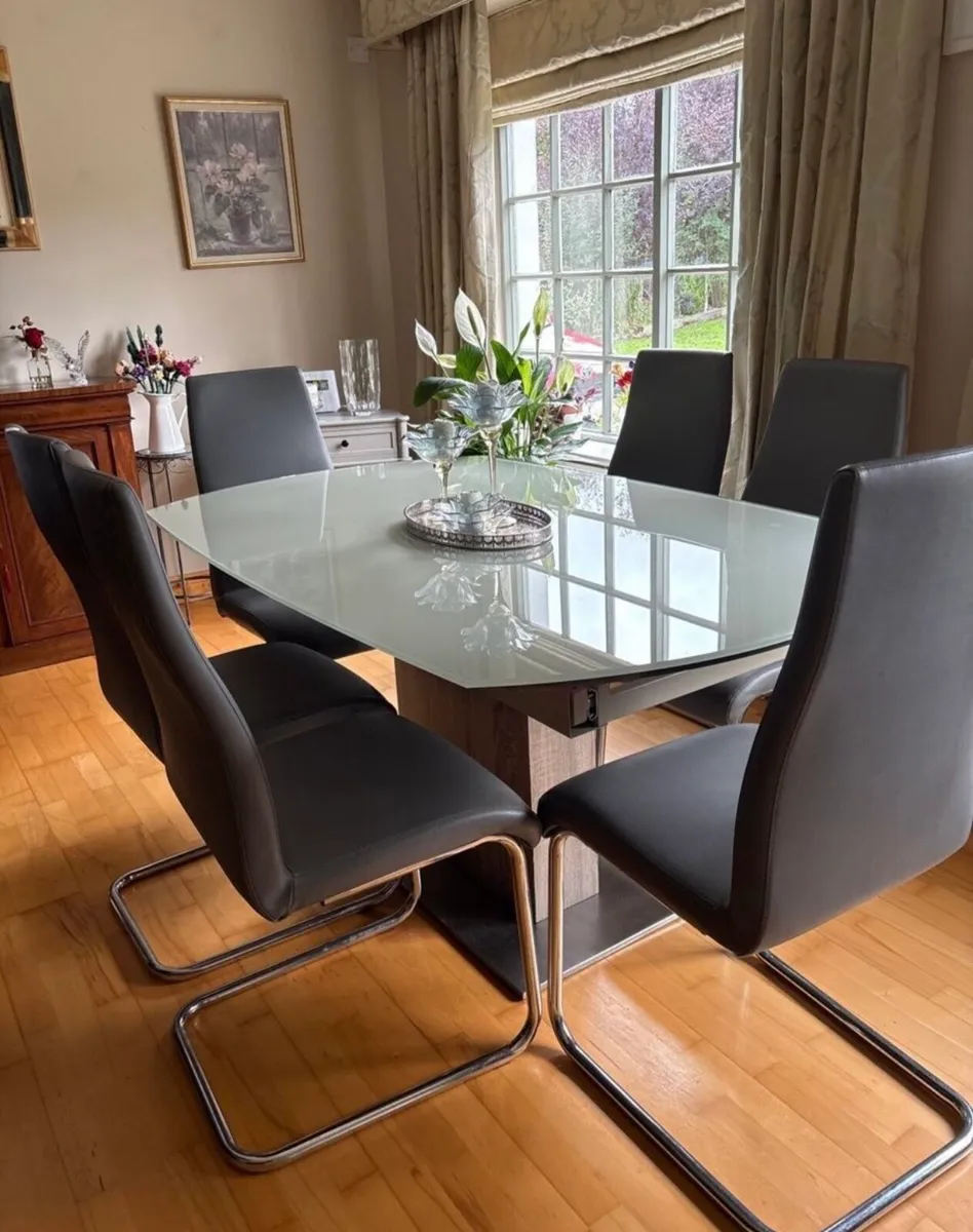 Dining room table and chairs - Image 1