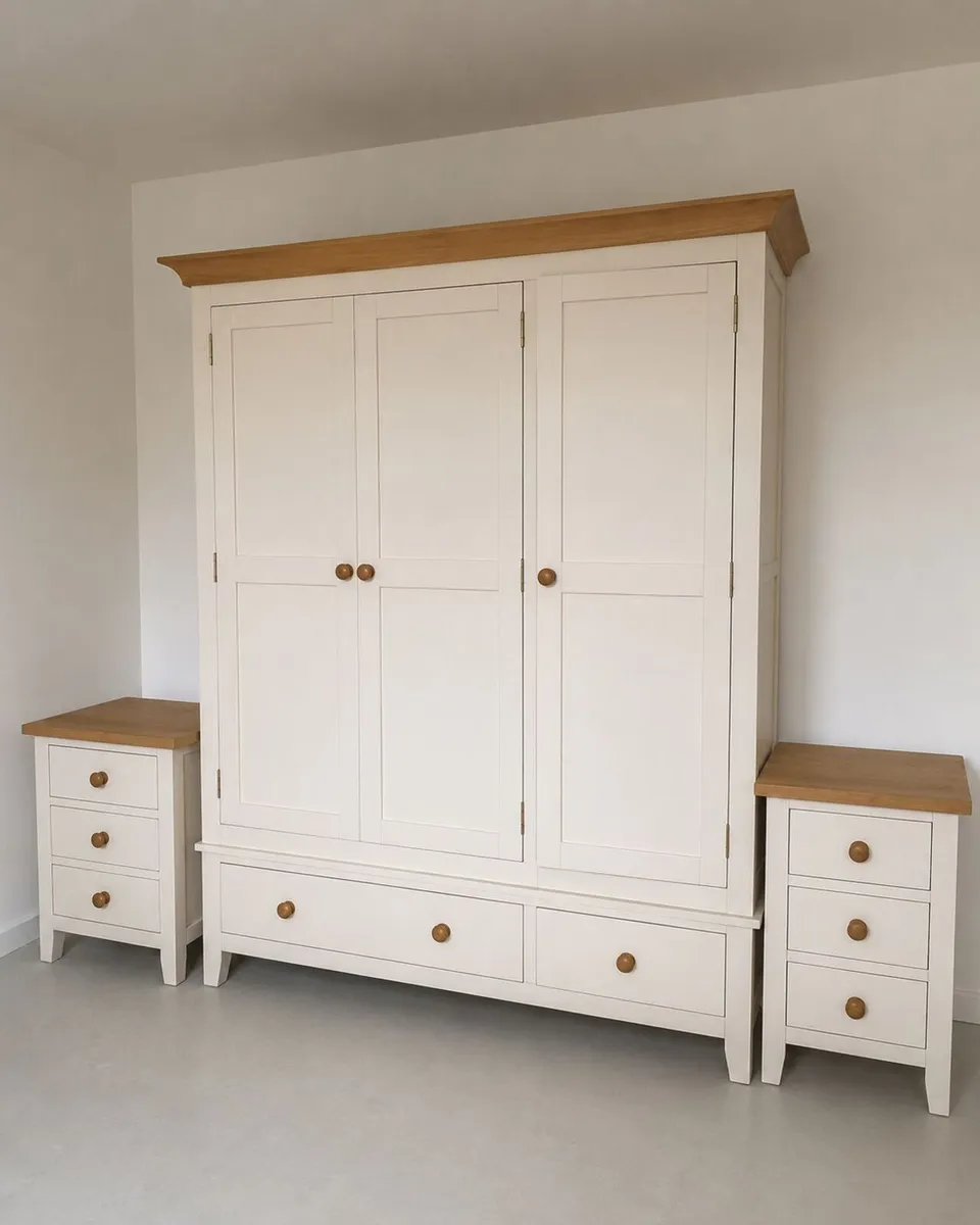 Bedroom suite of furniture - Image 1