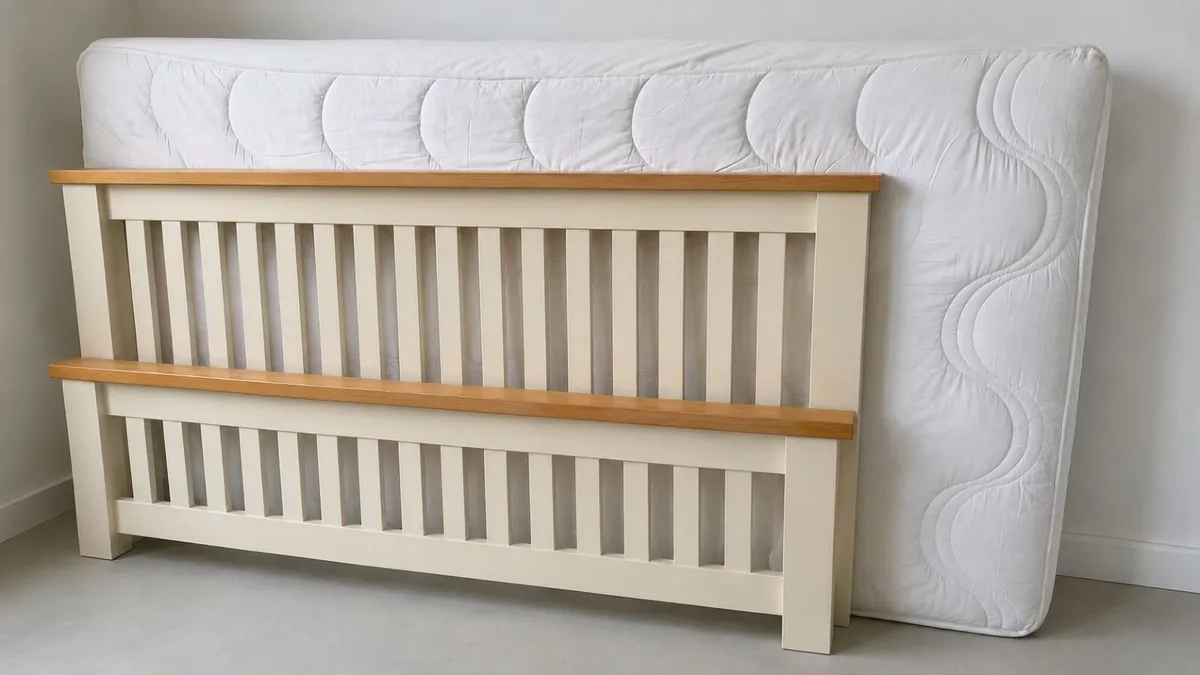 Bedroom suite of furniture - Image 2
