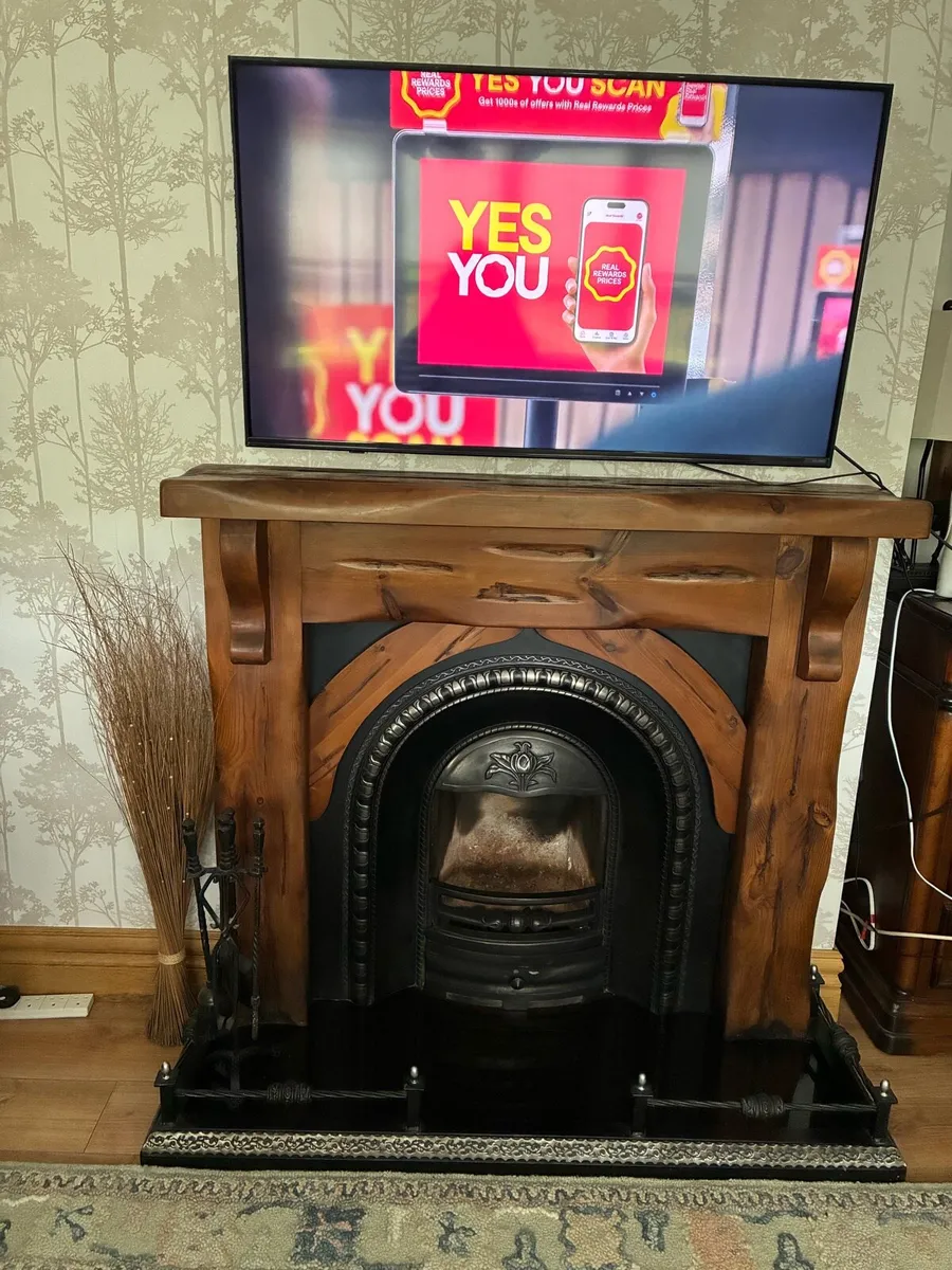 Wood fireplace with cast iron insert - Image 3