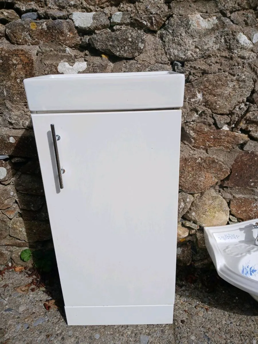 Small Cloakroom sink - Image 1