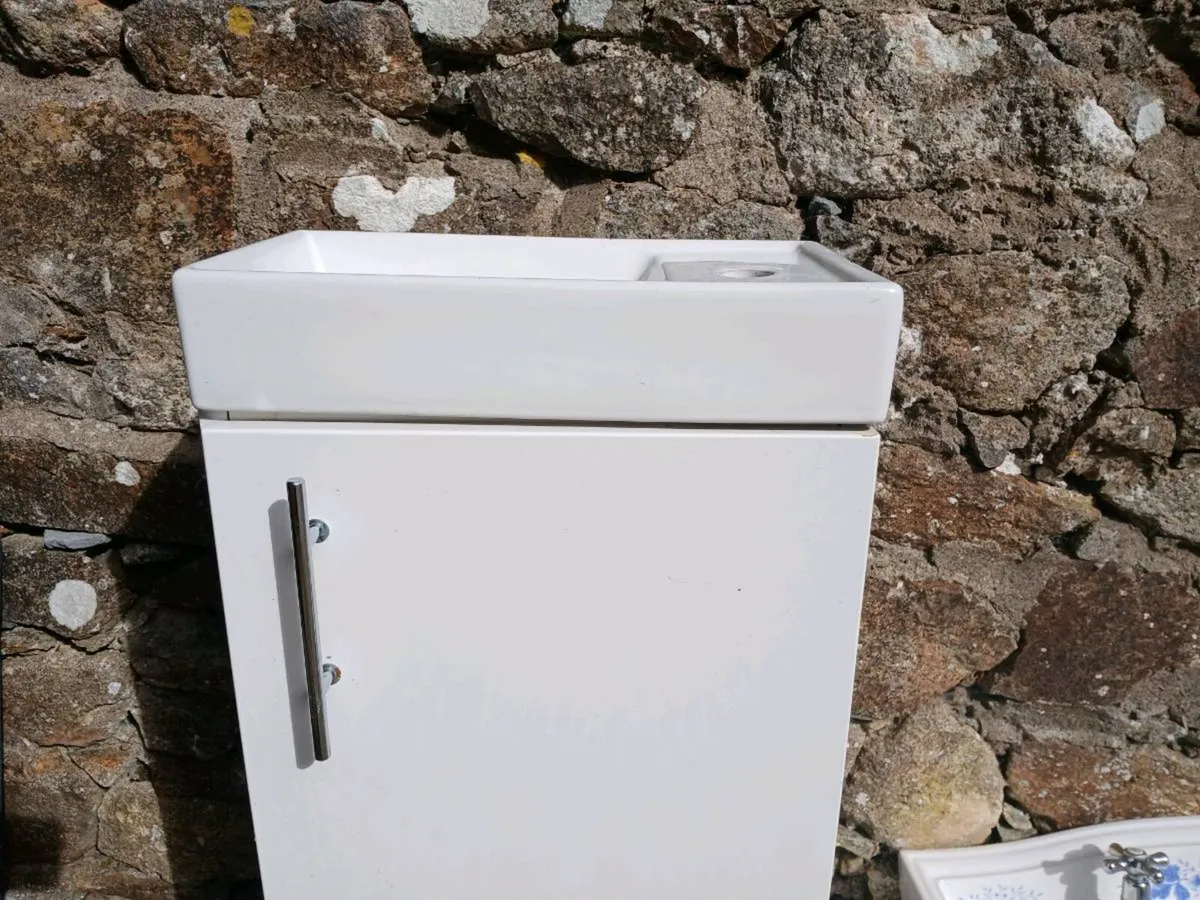 Small Cloakroom sink - Image 3
