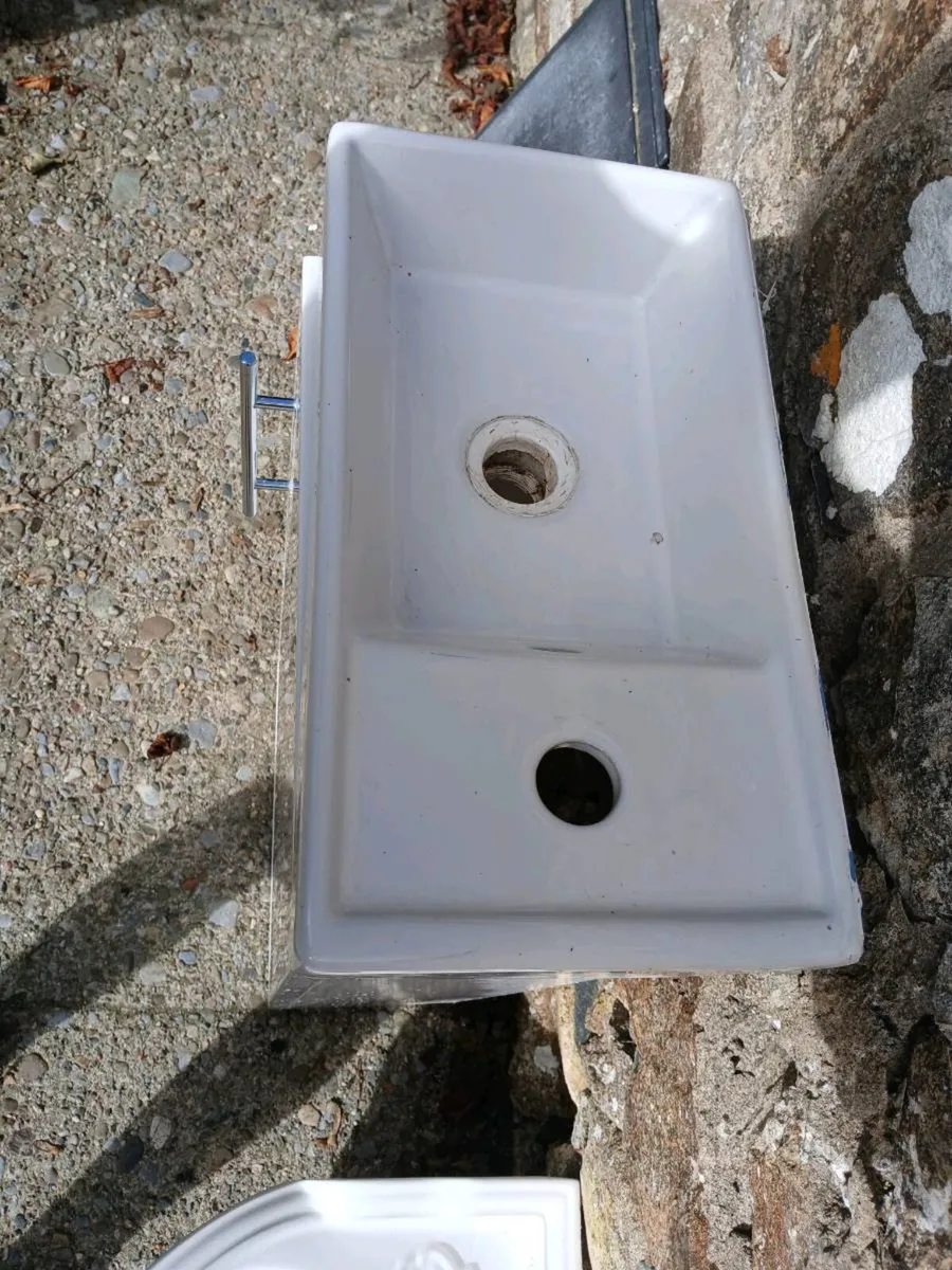 Small Cloakroom sink - Image 4
