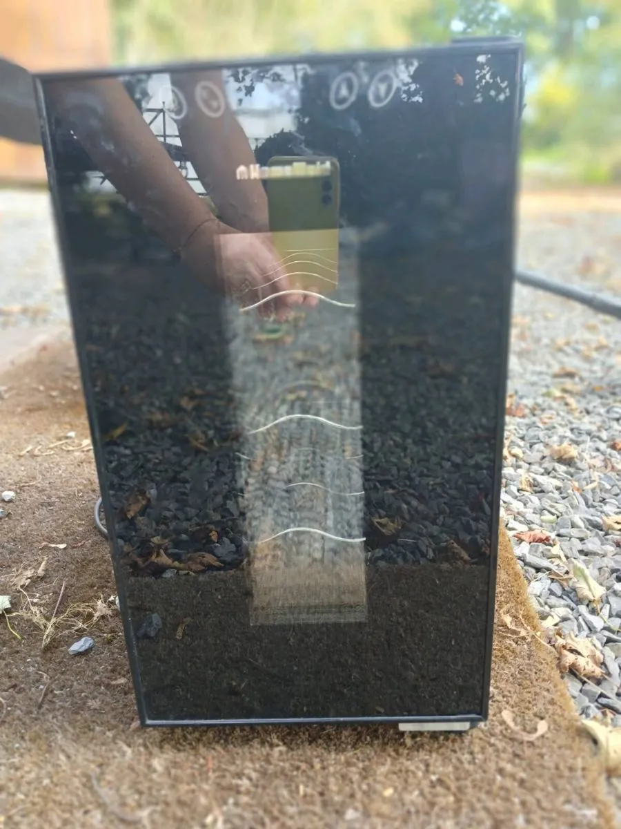 Wine cooler drinks fridge - Image 1