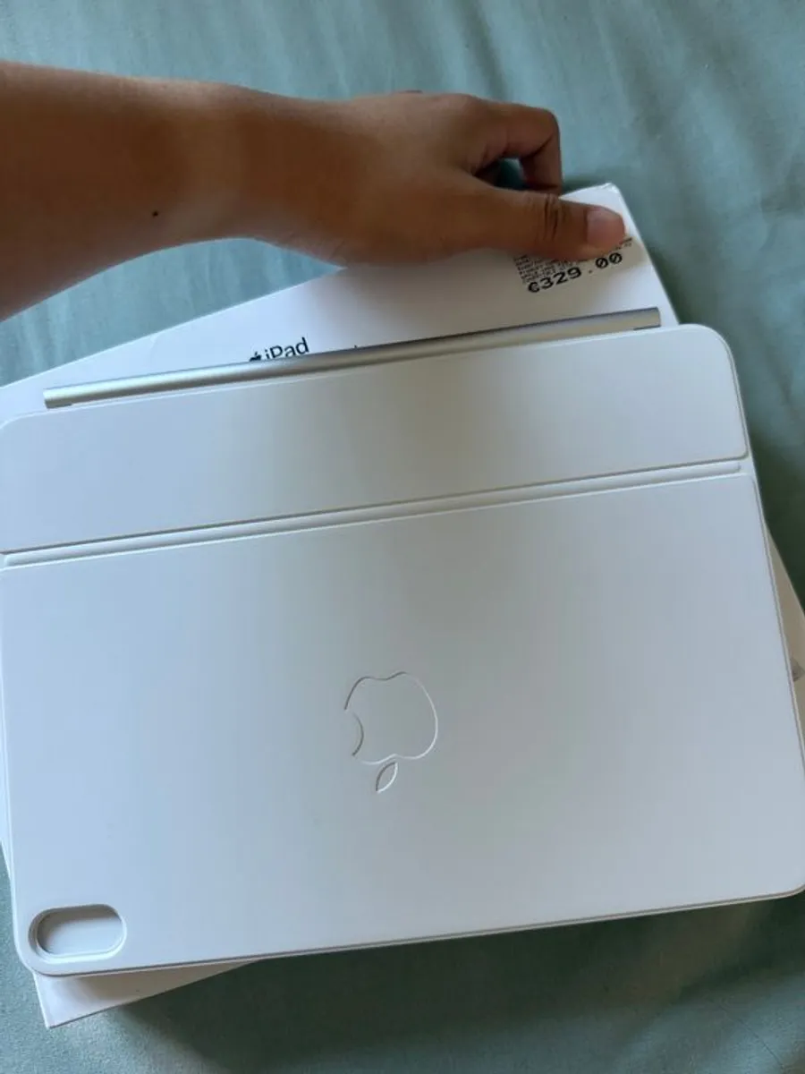 Magic Keyboard for iPad Air 11 inches - Image 1