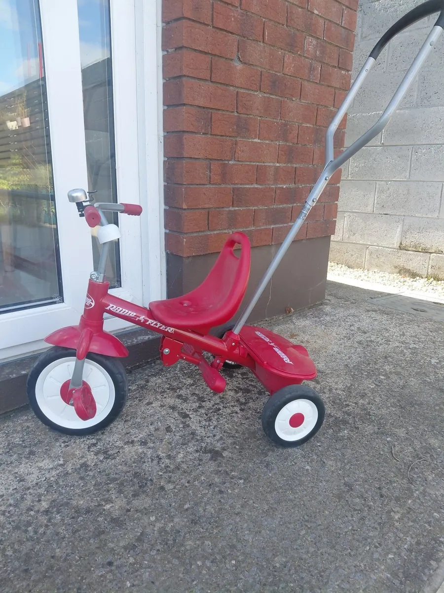 Tricycle with detachable steering handle