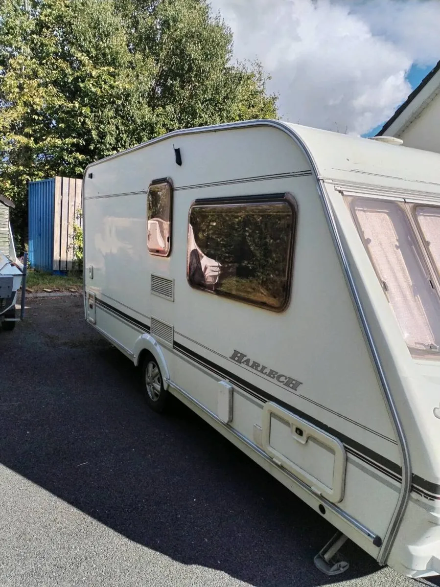 Lovely two birth caravan - Image 2