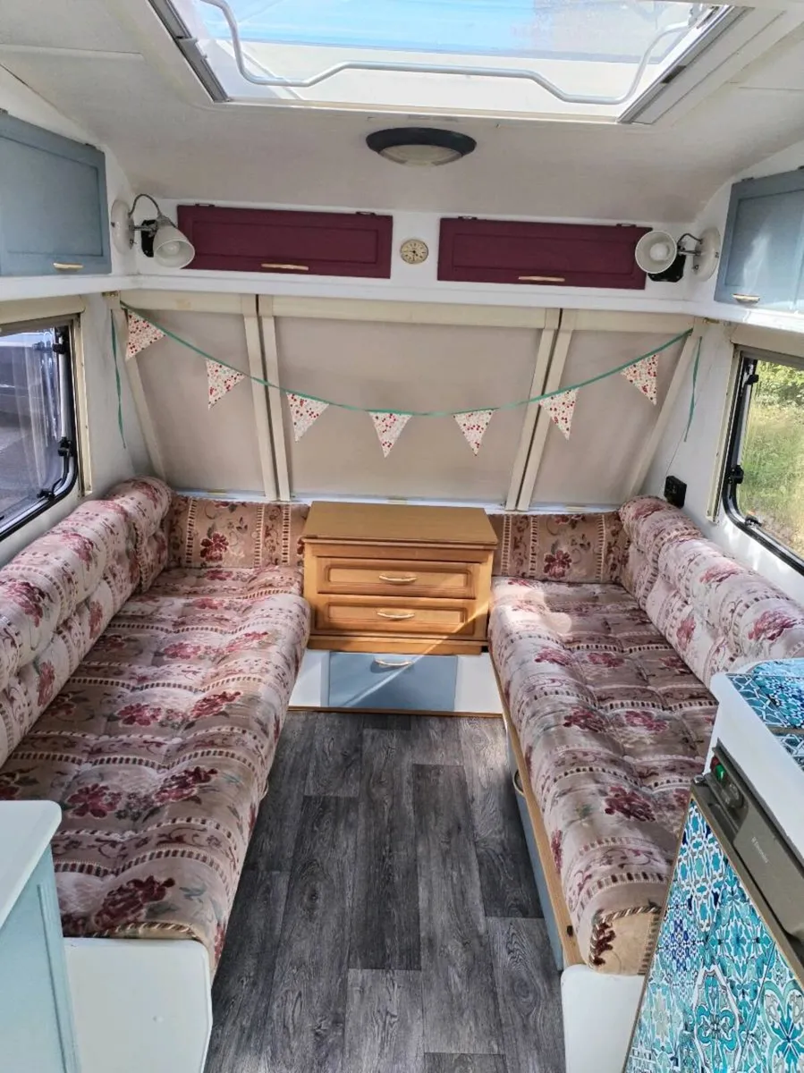 Lovely two birth caravan - Image 3