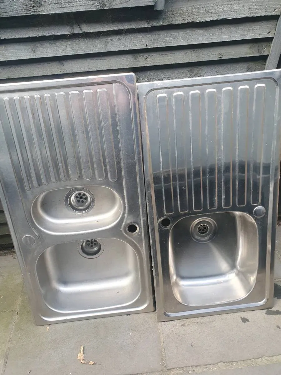 2 sinks