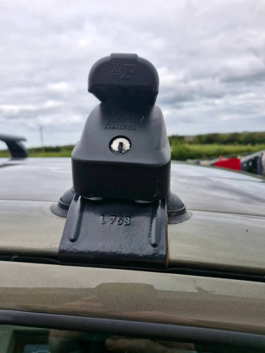 Roof bars Toyota Hilux - Image 2