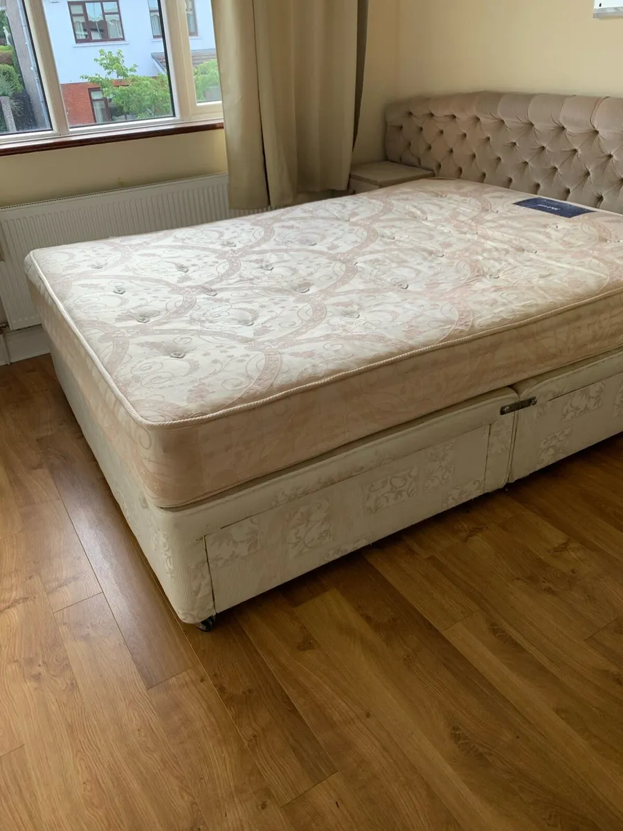 King size bed - Image 1
