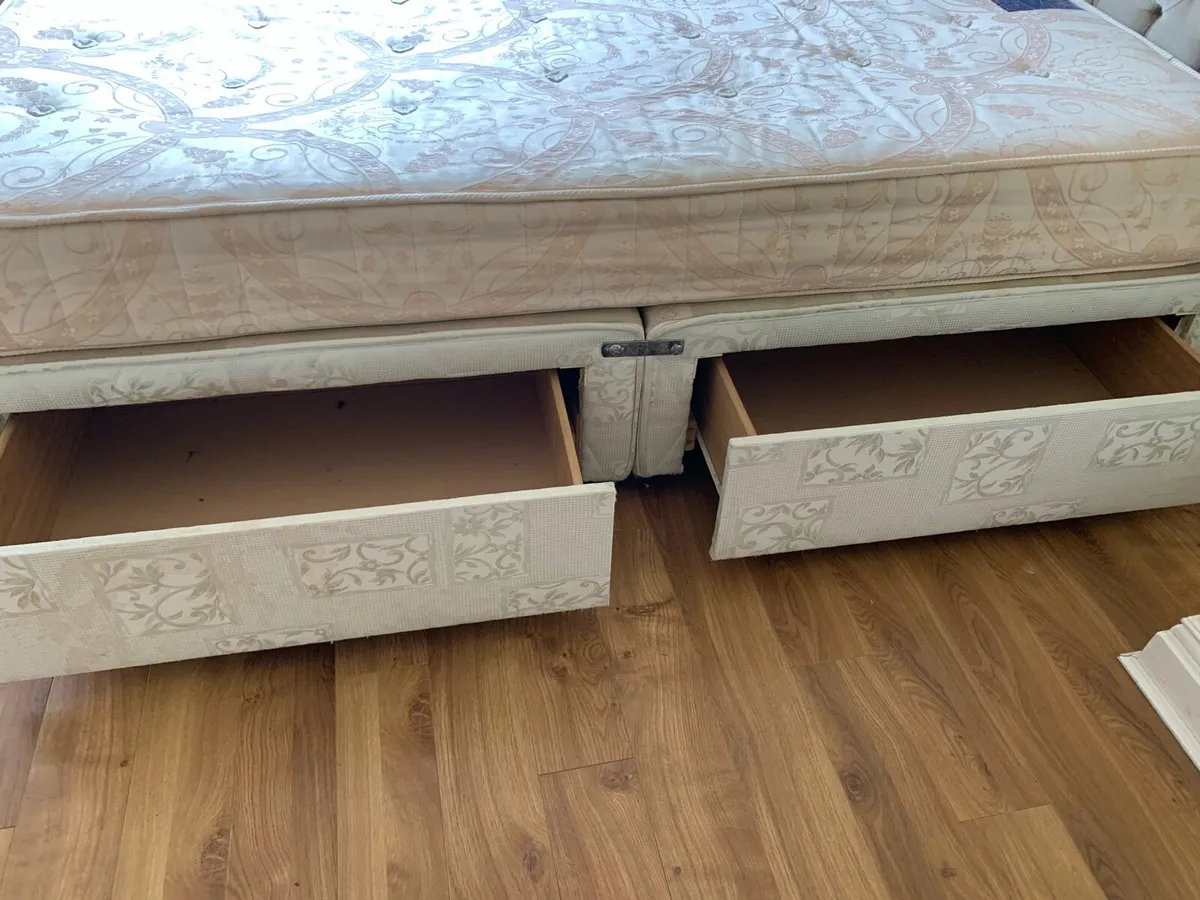 King size bed - Image 3