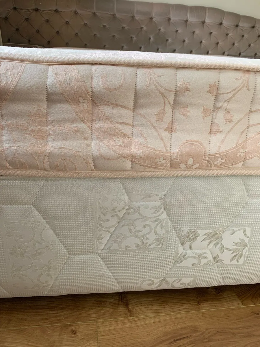 King size bed - Image 4