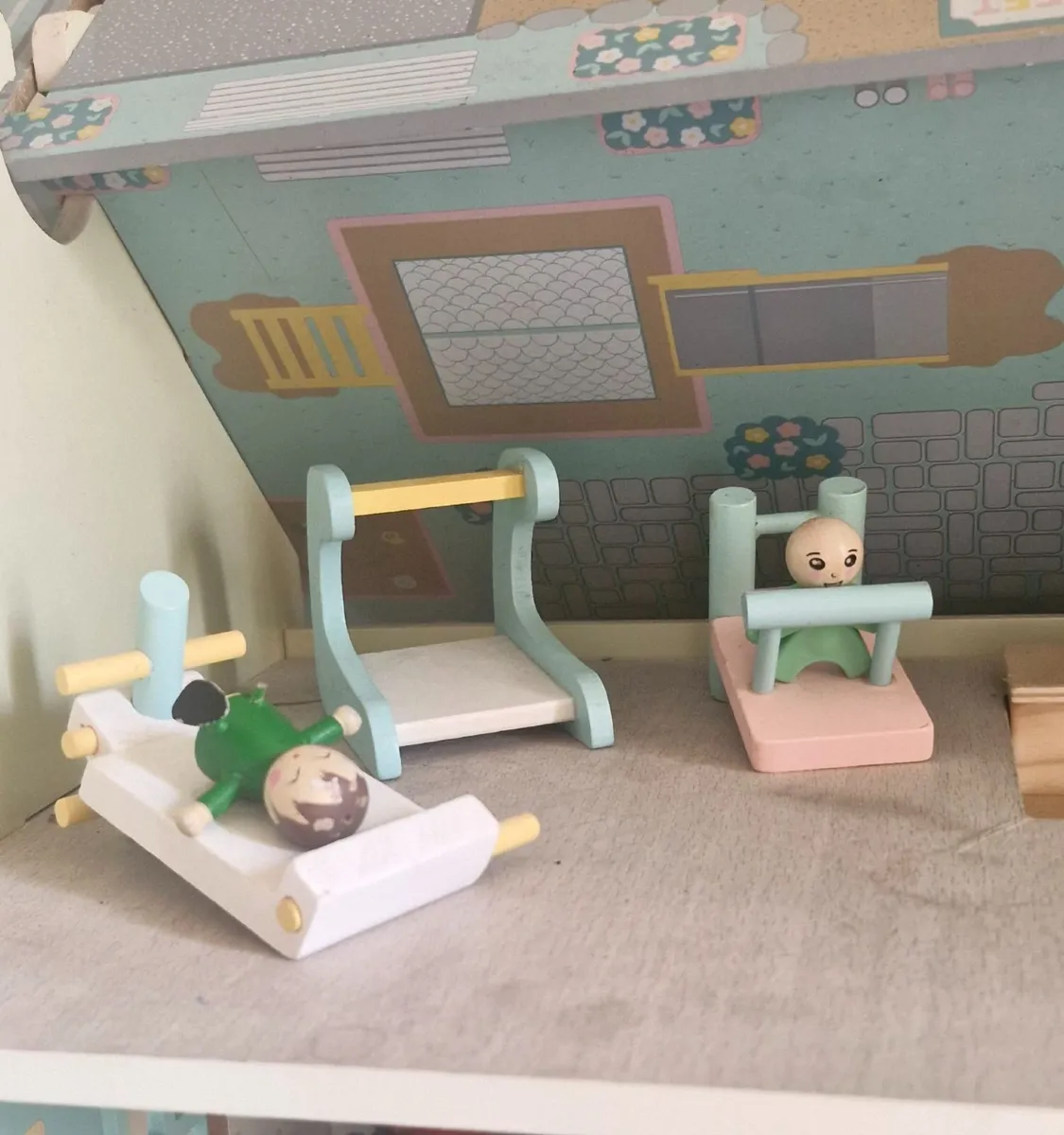 Dolls house & furniture - Image 3