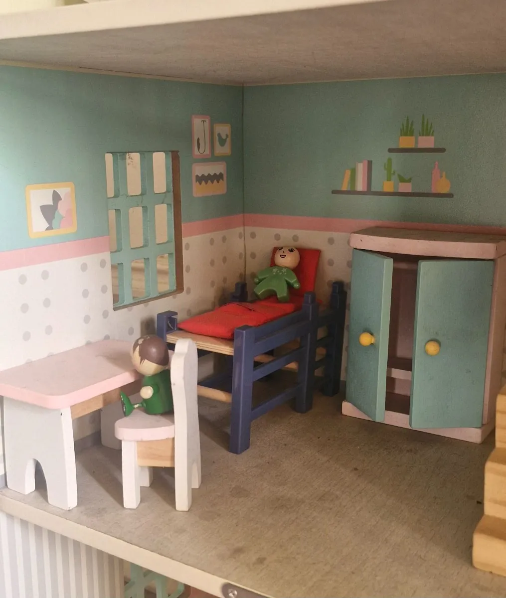 Dolls house & furniture - Image 4