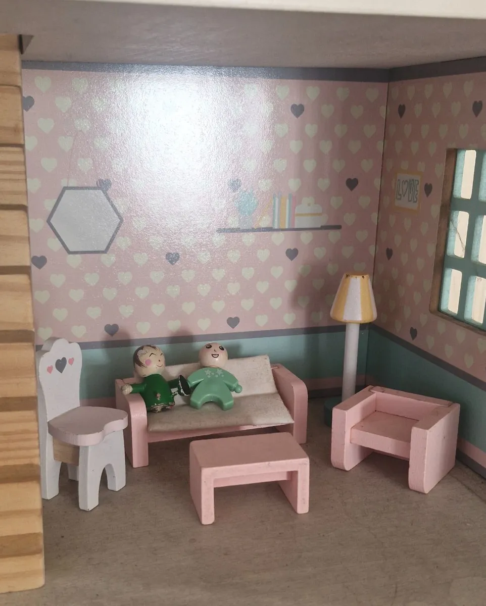 Dolls house & furniture - Image 4