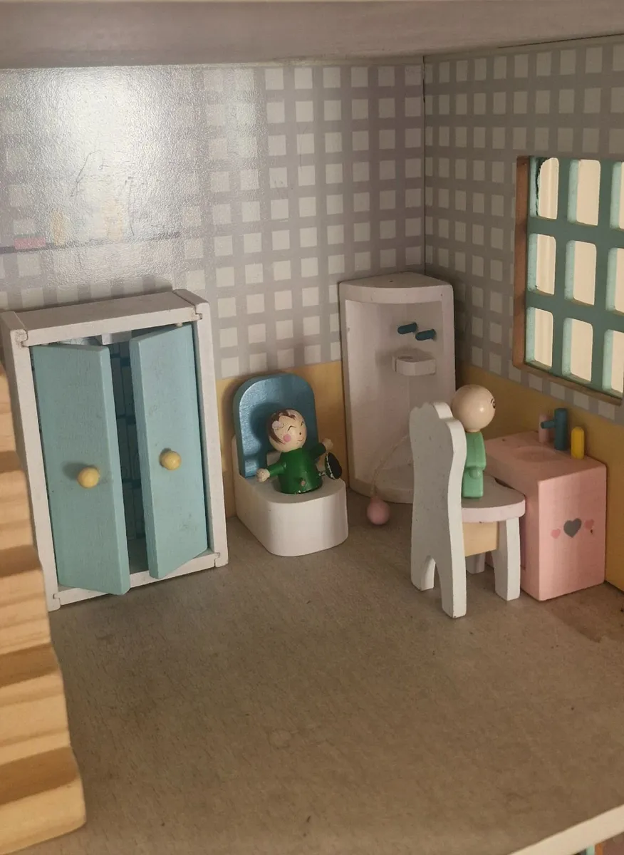 Dolls house & furniture - Image 1