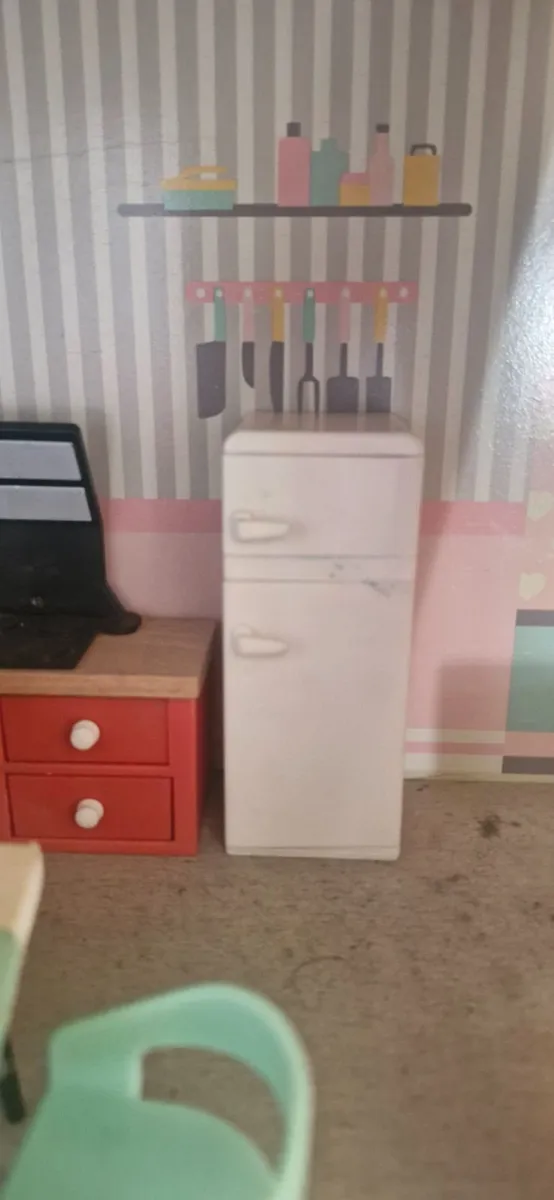 Dolls house & furniture - Image 2
