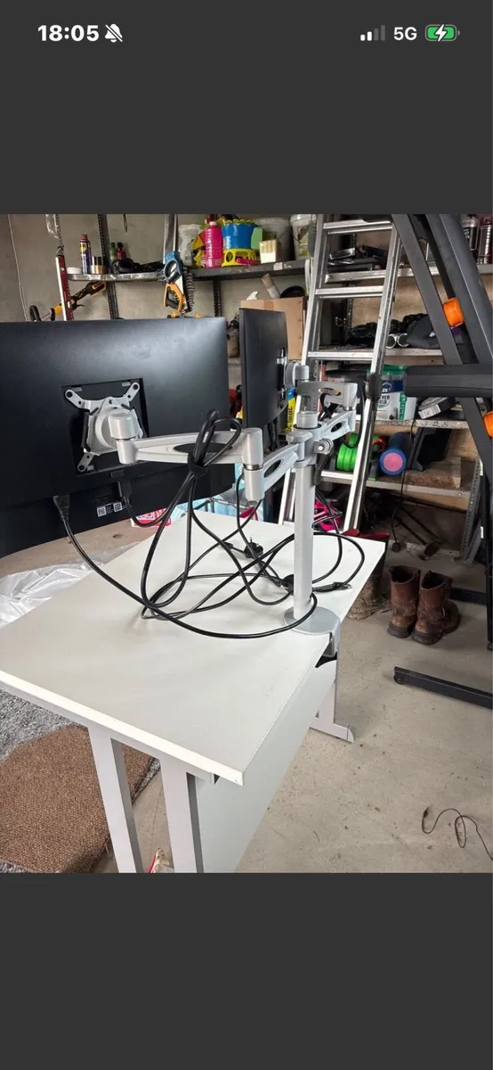 Dell monitors desk - Image 2