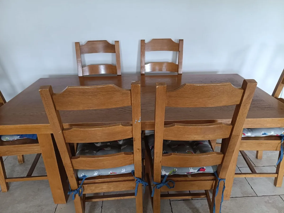 Table and matching chairs - Image 2