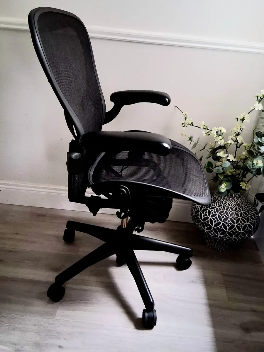 Herman Miller Aeron Size C Ergonomic Chair - Image 2