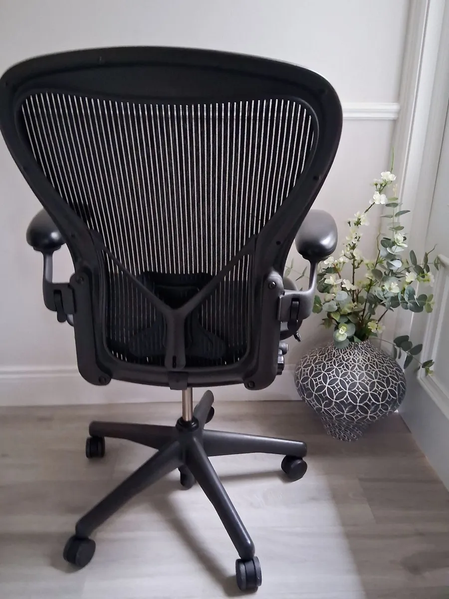 Herman Miller Aeron Size C Ergonomic Chair - Image 3