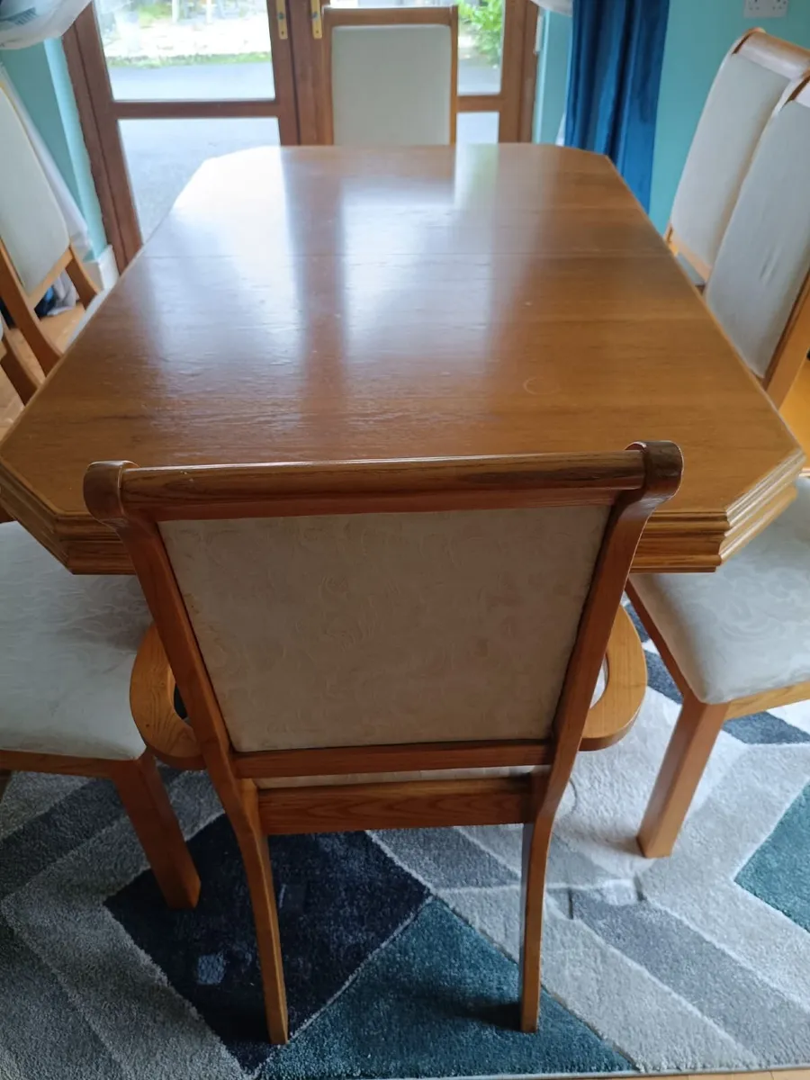 Solid oak kitchen/ dinning table with 8 matching c - Image 3