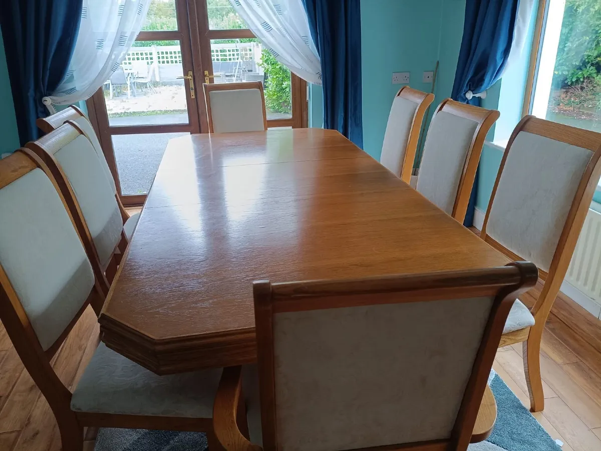 Solid oak kitchen/ dinning table with 8 matching c - Image 4
