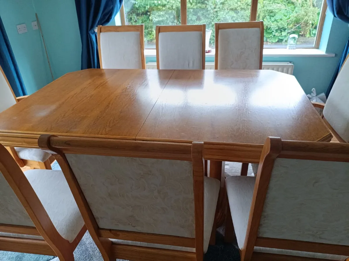 Solid oak kitchen/ dinning table with 8 matching c - Image 2