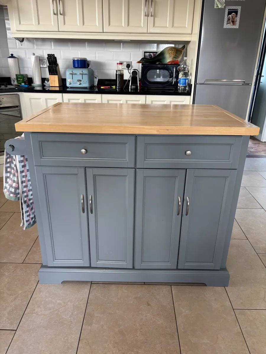 Kitchen island - Image 1