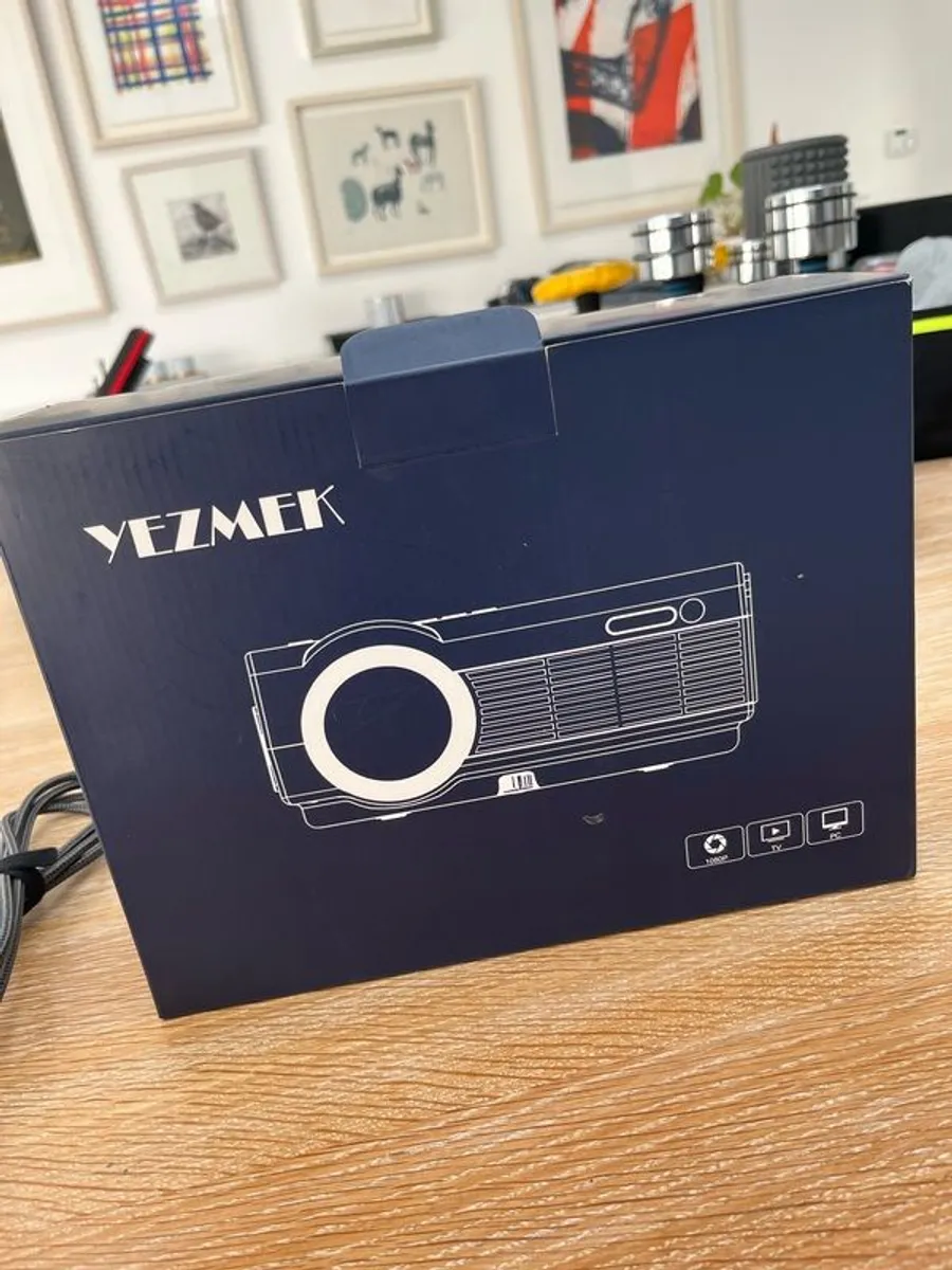 Yezmek V7 native 1080P WiFi Bluetooth projector - Image 1