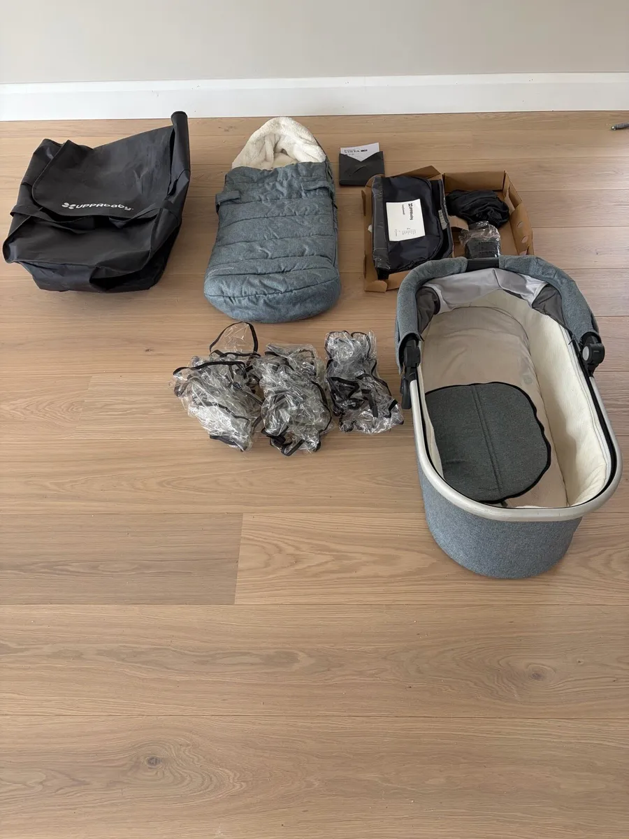Uppababy Vista V2 Bassinet and Ganoosh - Image 1