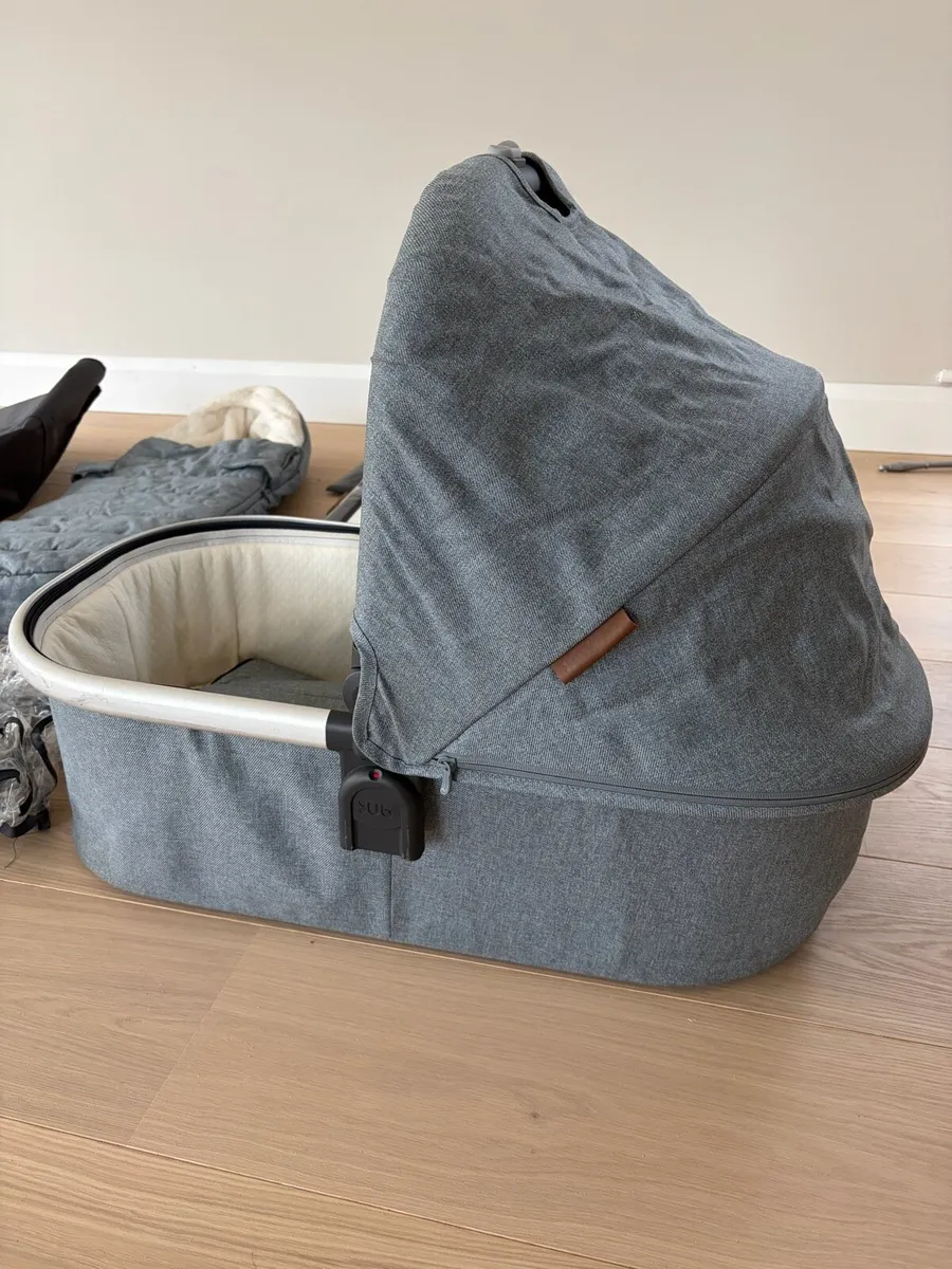 Uppababy Vista V2 Bassinet and Ganoosh - Image 2