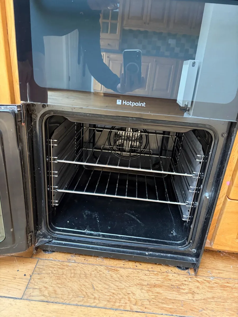 Hotpoint freestanding electric double oven and hob - Image 3