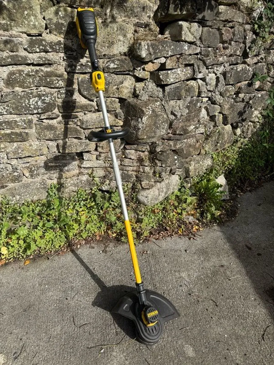 DEWALT Strimmer DCM561PBS-XJ 18V Brushless String Trimmer Bare Unit - Image 1
