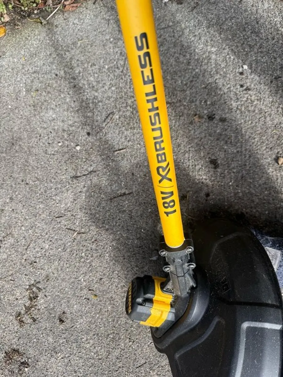 DEWALT Strimmer DCM561PBS-XJ 18V Brushless String Trimmer Bare Unit - Image 4