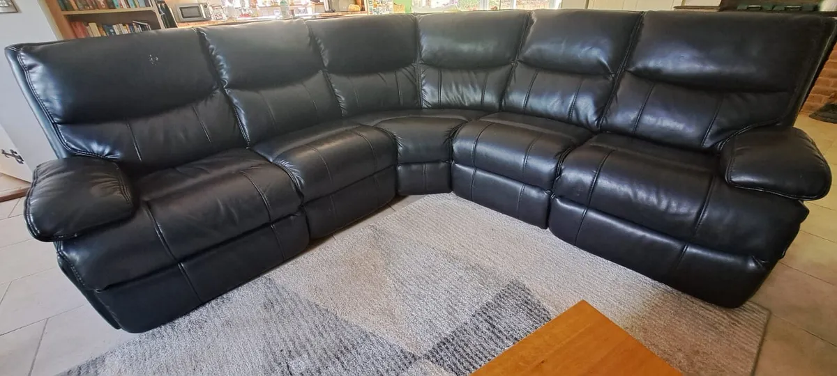 5 seater couch - Image 1