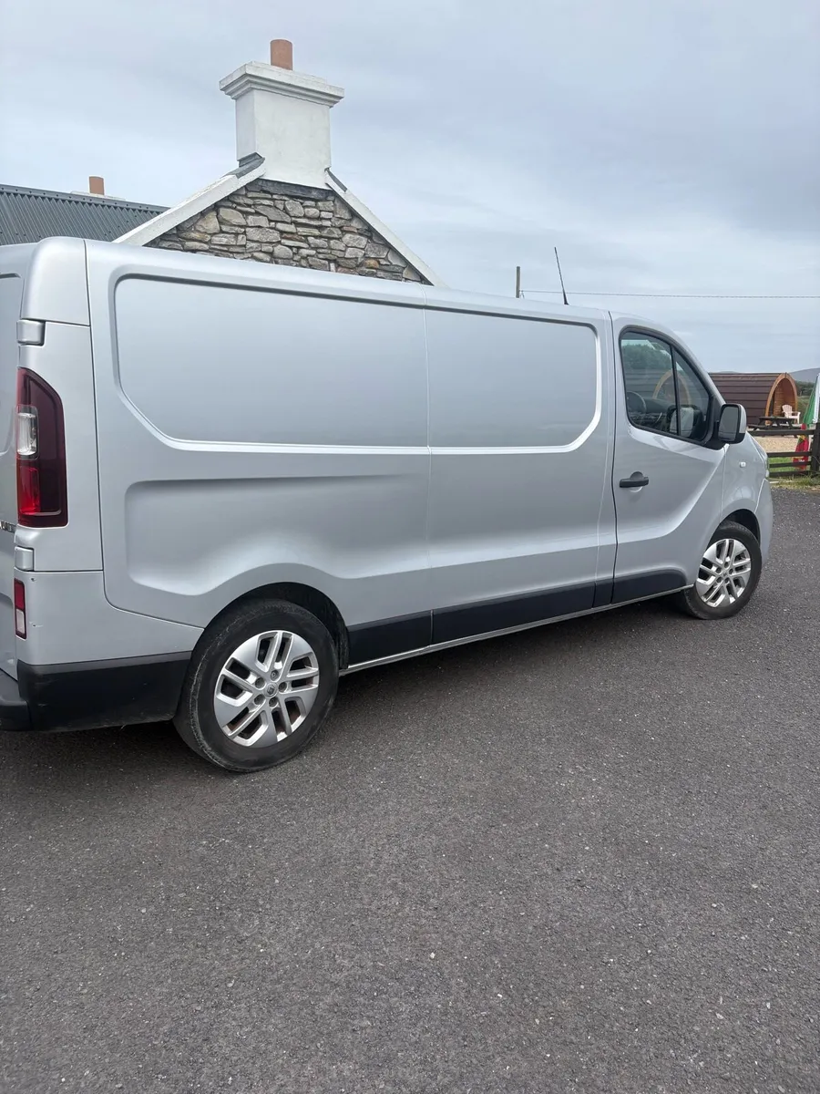 2017 Renault trafic sport - Image 2
