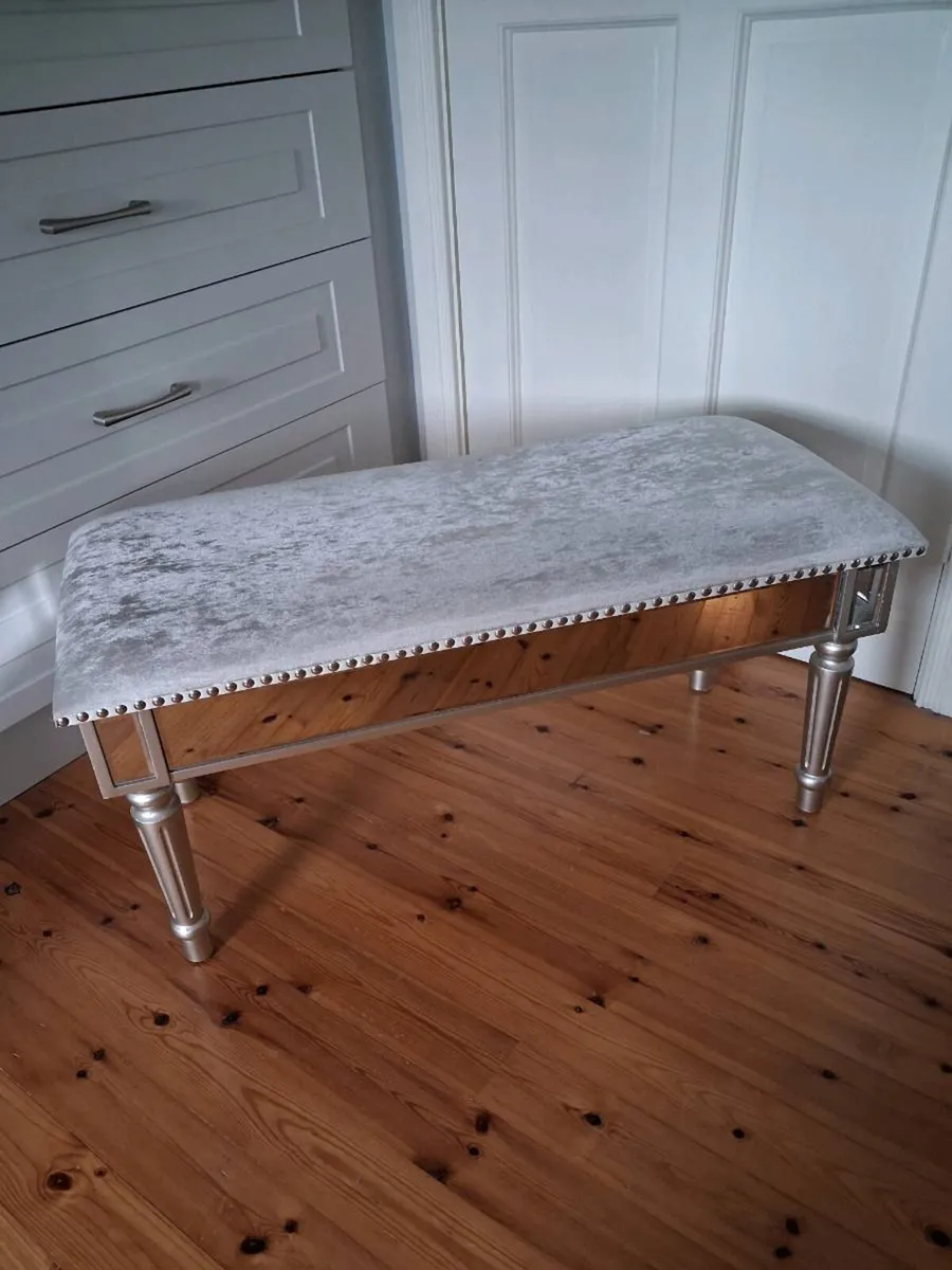 Bedroom seat - Image 1