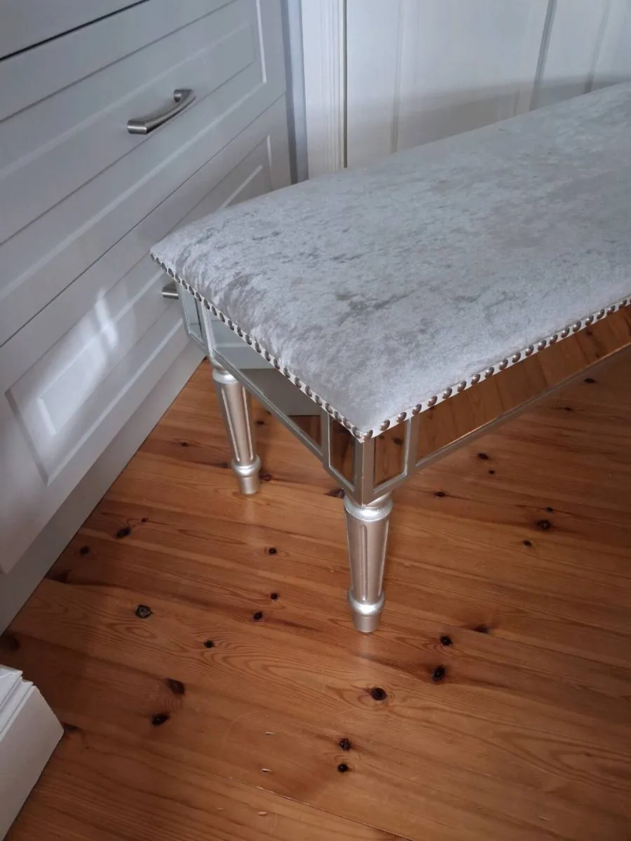 Bedroom seat - Image 3