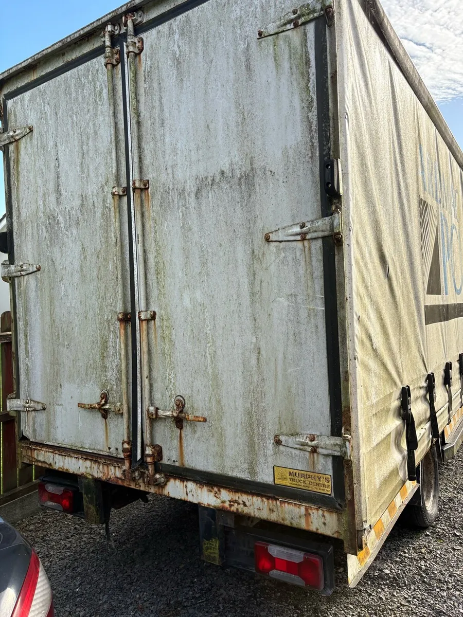 Iveco curtain sider - Image 3