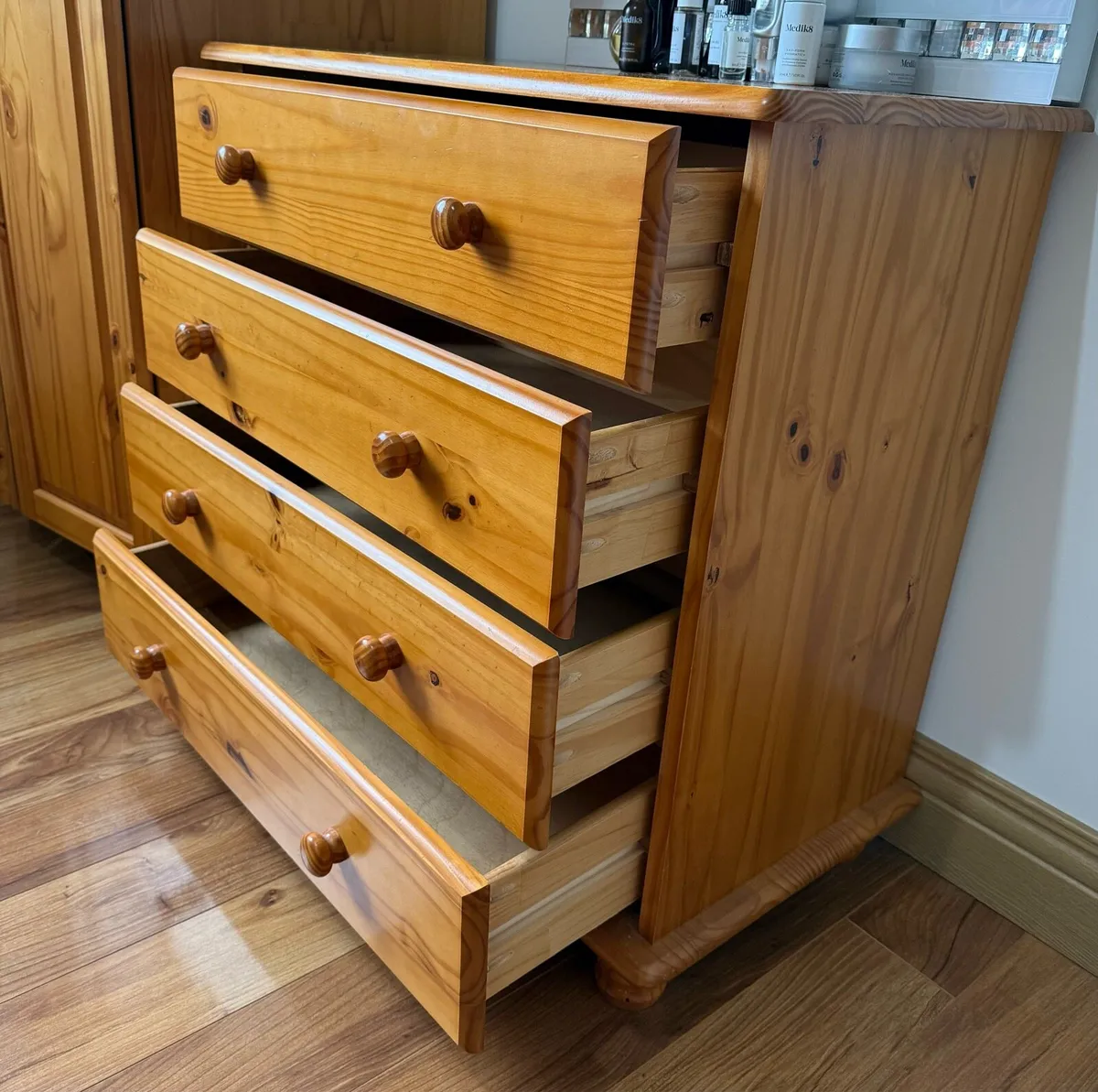 Bedroom chest of drawers - Image 1