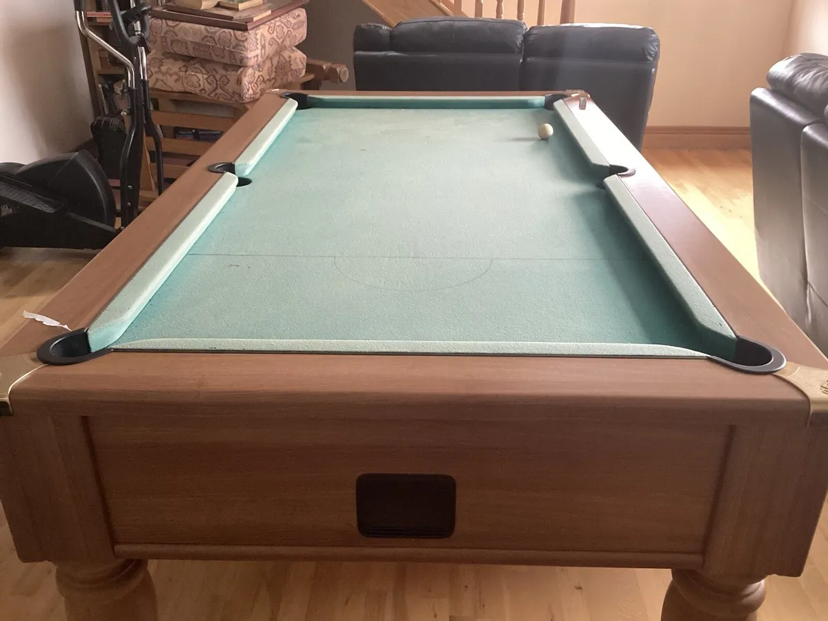 Pool table - Image 1
