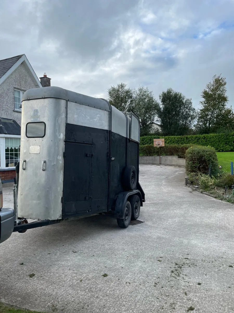 Horse box - Image 1