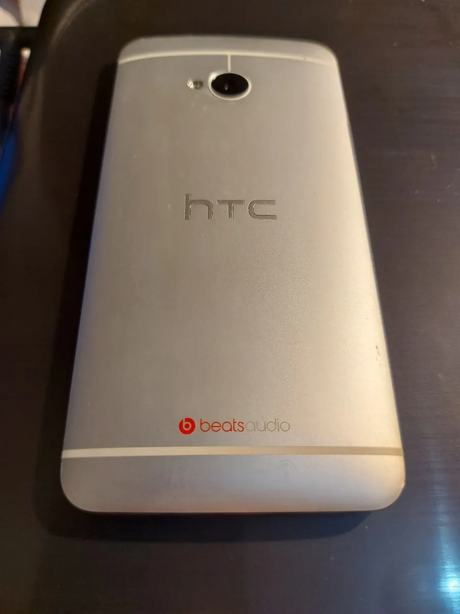 HTC ONE, 32GB, 3 Network, excellent condition - Image 4